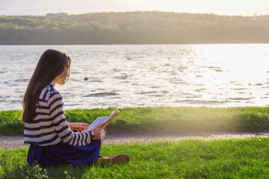 Kadın kitap okuyor.