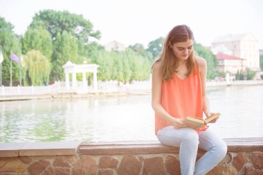 Kitaplı Genç Kadın