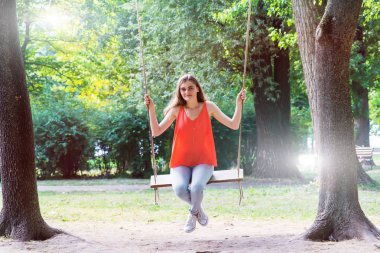 salıncak üzerinde genç kadın