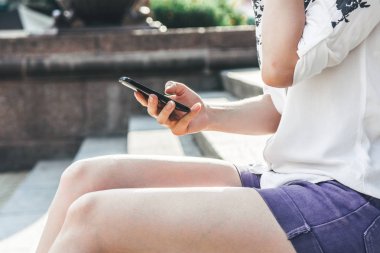 Akıllı telefon tutan kadın