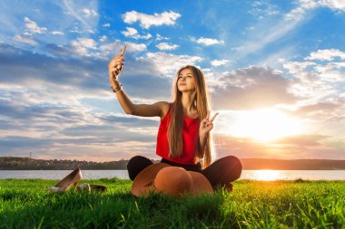 Kadın selfie çekiyor.