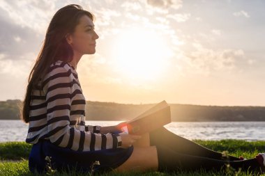 Kadın kitap okuyor.