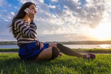 Kadın telefonda konuşuyor.