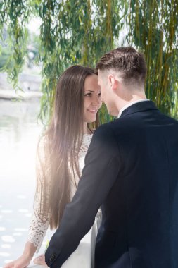 Gelin ve damat willow yakınındaki