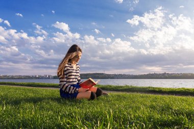 Kadın kitap okuyor.