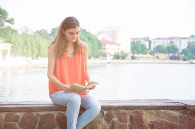 Kitaplı Genç Kadın