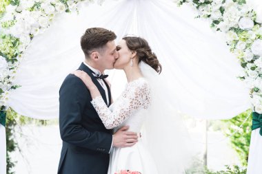 Gelin ve damat üzerinde töreni