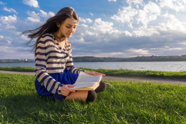 Kadın kitap okuyor.