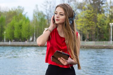 genç kadın müzik dinleme