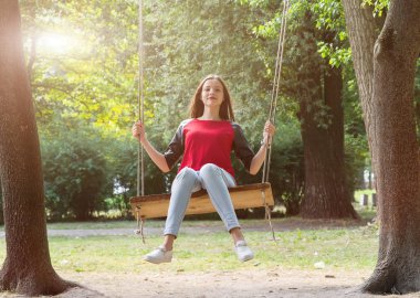 salıncak üzerinde genç kadın