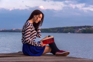 Kadın kitap okuyor.