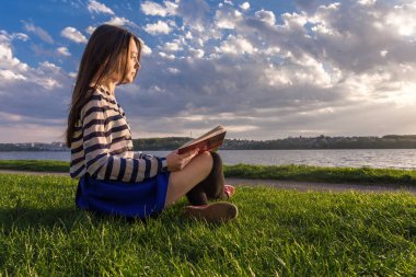 Kadın kitap okuyor.