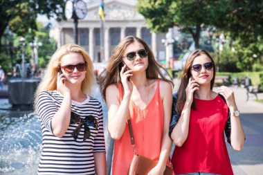 Kadın telefonda konuşurken