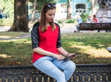 tablet ile genç kadın