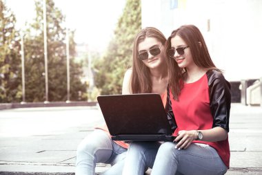 Dizüstü bilgisayarı olan genç kadınlar