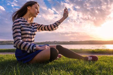 Kadın selfie çekiyor.