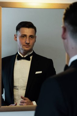 Damat Düğün için hazırlanıyor 