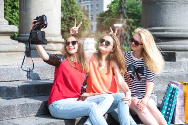 Selfie Çeken Kadınlar