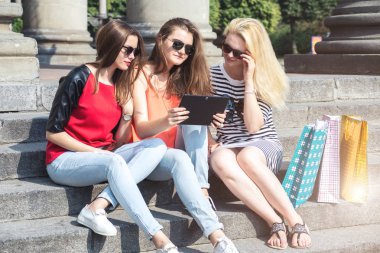 Tablet olan genç kadın