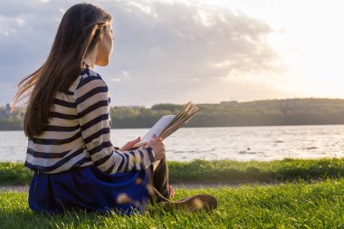 Kadın kitap okuyor.