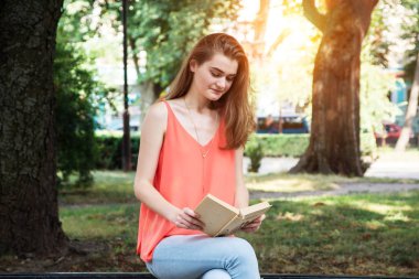 Kitaplı Genç Kadın