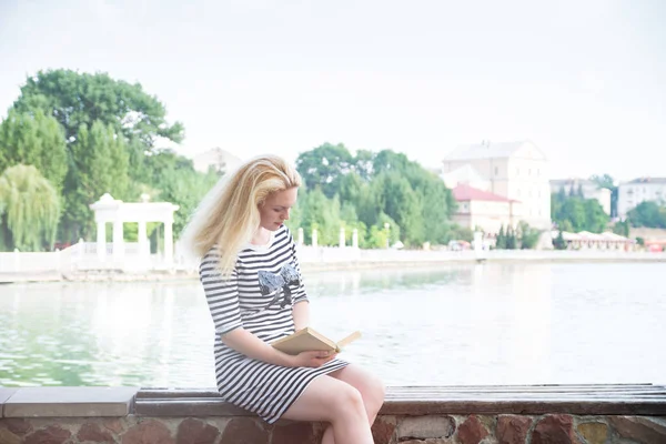 Junge Frau mit Buch — Stockfoto