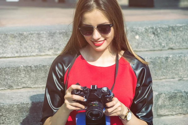 Mujer con cámara fotográfica — Foto de Stock