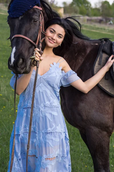 Ung kvinna med häst — Stockfoto