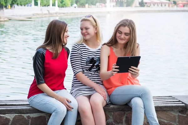 Mladé ženy s tabletem — Stock fotografie