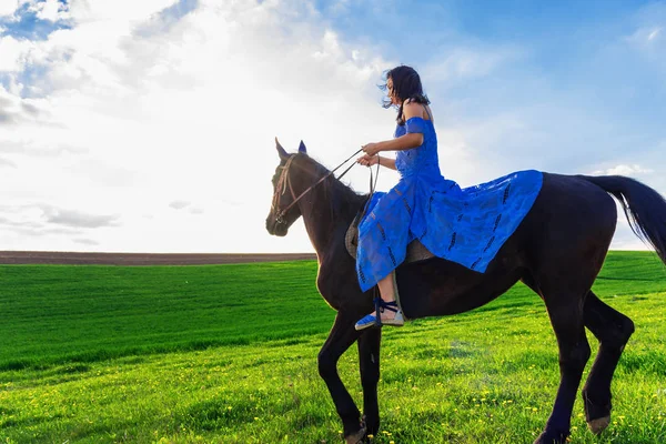 Mulher equitação cavalo — Fotografia de Stock