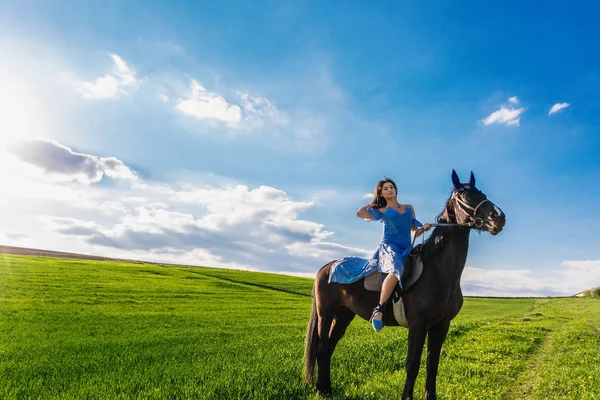 Frau reitet Pferd — Stockfoto