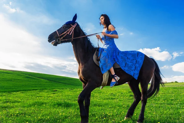 Žena na koni kůň — Stock fotografie