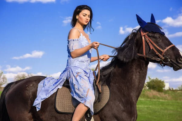 Mulher equitação cavalo — Fotografia de Stock