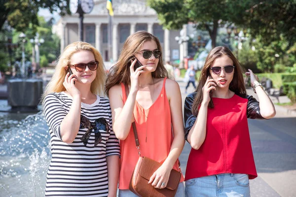 Mujeres hablando por teléfono —  Fotos de Stock