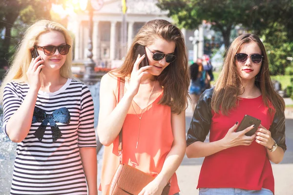 Kadın telefonda konuşurken