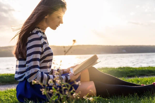Kadın kitap okuyor.