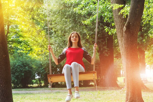 salıncak üzerinde genç kadın