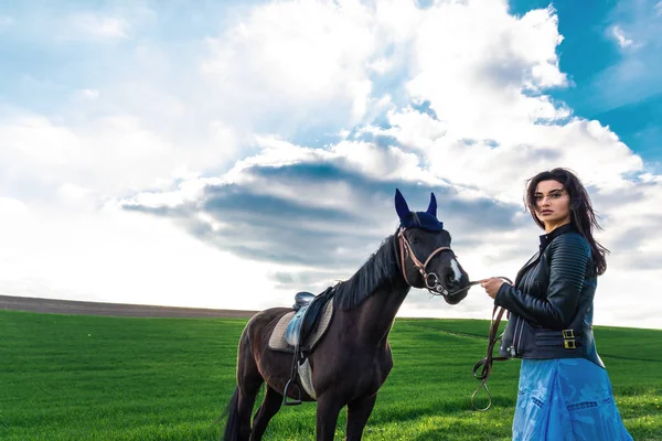 Mladá žena s koněm — Stock fotografie