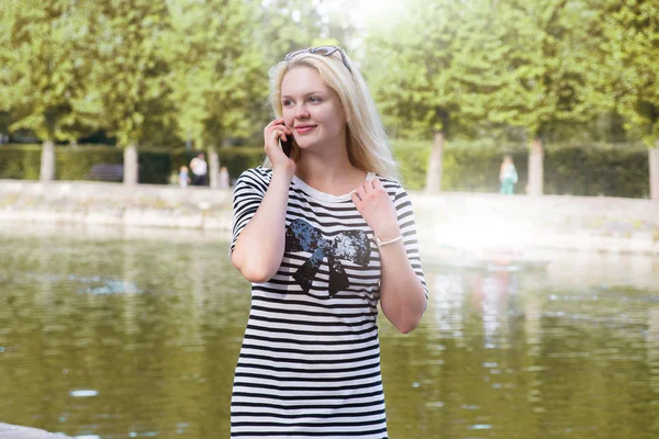 Frau telefoniert — Stockfoto