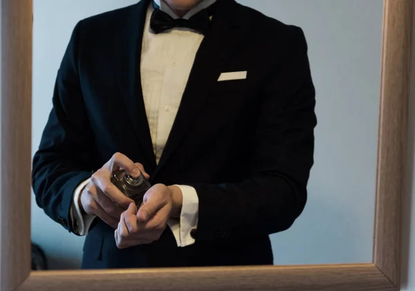 Groom preparing for wedding — Stock Photo, Image