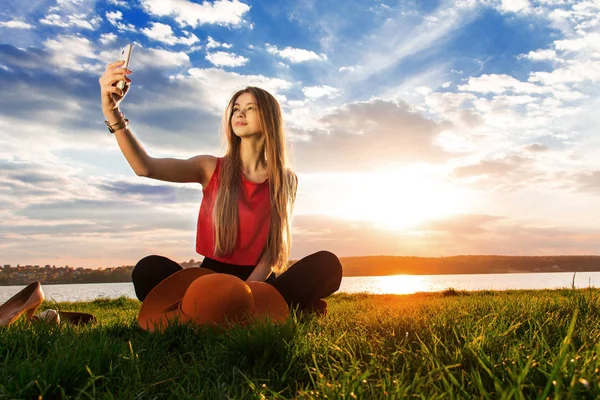 Kadın selfie çekiyor.