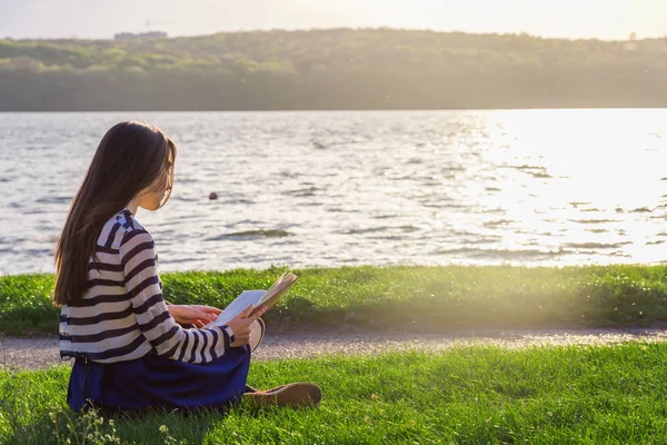 Kadın kitap okuyor.
