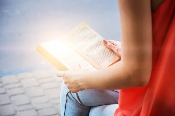 Jovem mulher com livro — Fotografia de Stock