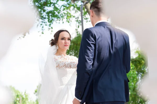 Novia y novio en la ceremonia —  Fotos de Stock