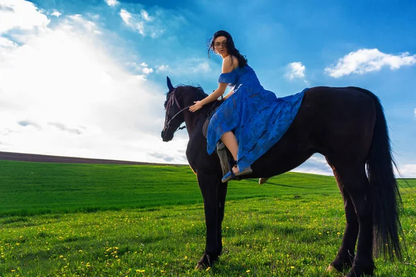 Frau reitet Pferd — Stockfoto