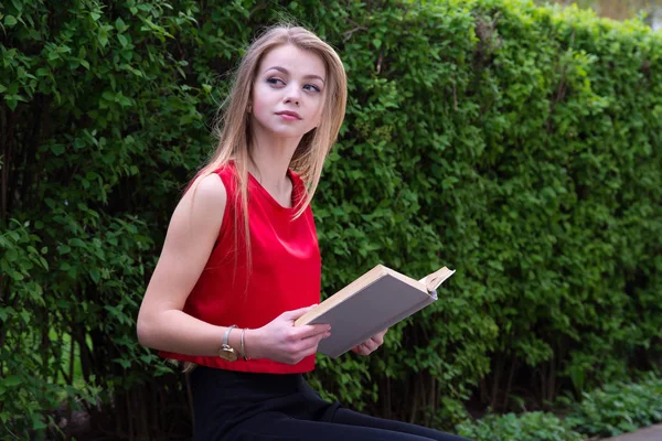 Junge Frau mit Buch — Stockfoto