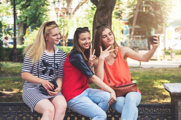 Donne che prendono selfie — Foto Stock