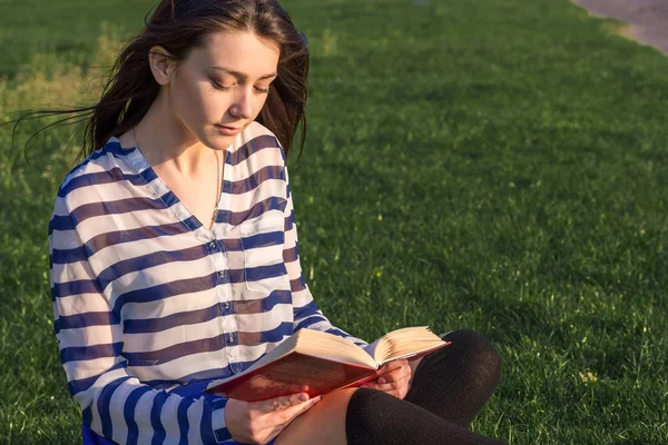 Donna che legge libro — Foto Stock