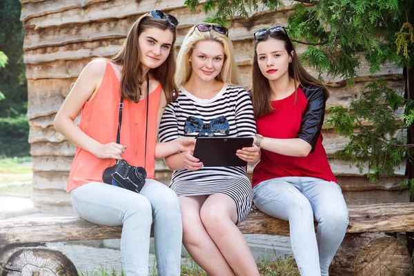 Mulheres jovens com tablet — Fotografia de Stock