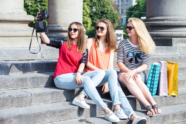 Donne che prendono selfie — Foto Stock